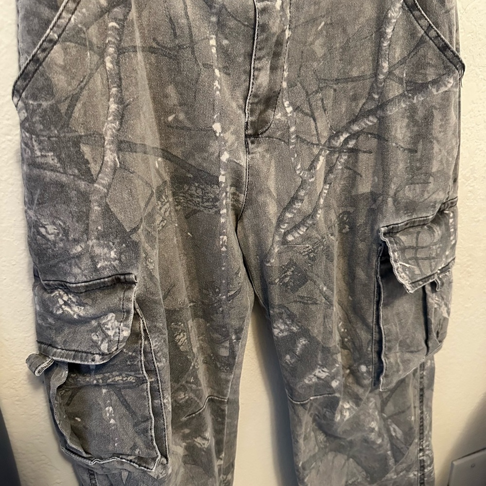 Super cute Camo Cargo jeans size 28 - Picture 5 of 8